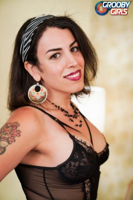 Knappe transseksuele vrouw met een penis