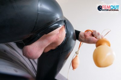 Transseksuele jongen in strak latex pak