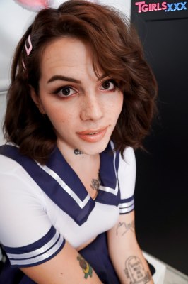 Meisjesachtige jongen extreem sexy met mooie borsten