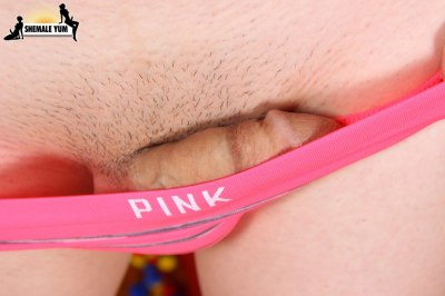 Jonge trans met meisjesachtig uiterlijk en lekker piemeltje