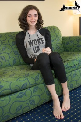 Schattig transseksueel meisje laat haar zachte onderkantje zien