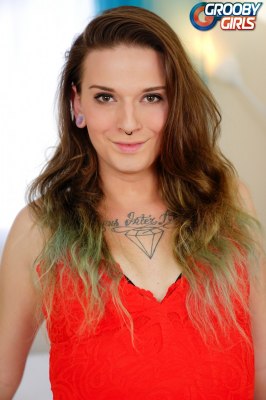 Knappe meid laat haar piemel zien